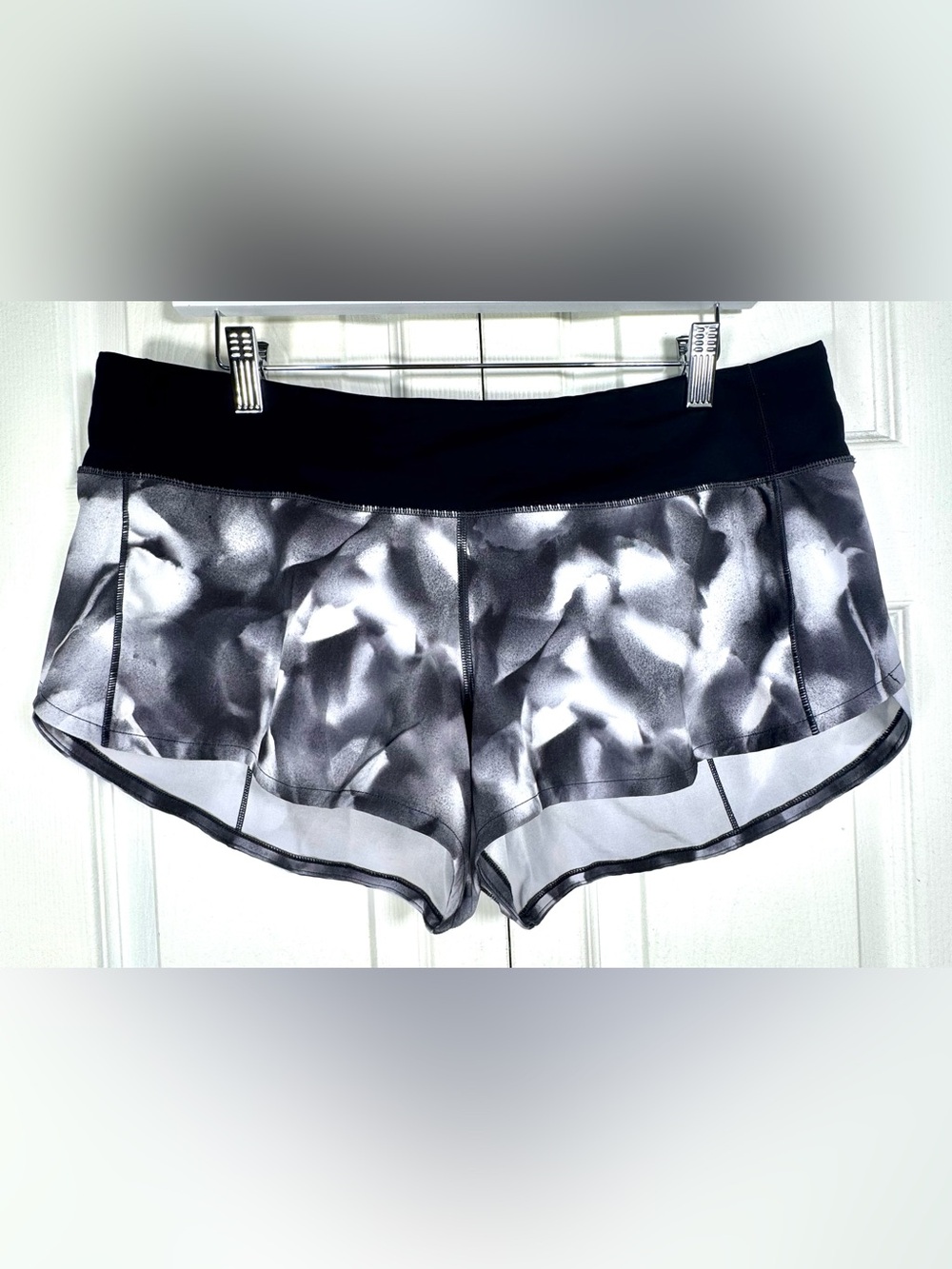 Lululemon Speed Short 2.5” Black White Floral Running Shorts Size 10